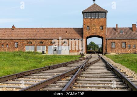 Auschwitz, Pologne - 15 septembre 2021 : vue sur le portier et les voies ferrées du camp de concentration d'Auschwitz en Pologne Banque D'Images