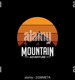 Logo aventure en montagne vecteur, illustration graphique d'extérieur coucher de soleil avec silhouette de crête Illustration de Vecteur