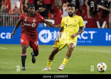 Toronto, Canada. 18 septembre 2021. Ifunanyachi Achara (99) du FC de Toronto et AnÌbal Godoy (20) du SC de Nashville sont vus en action pendant le match de football de la MLS entre le FC de Toronto et le SC de Nashville à BMO Field à Toronto. Note finale; Toronto FC 2:1 Nashville SC). Crédit : SOPA Images Limited/Alamy Live News Banque D'Images