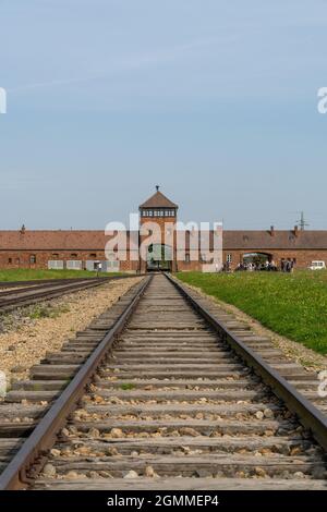 Auschwitz, Pologne - 15 septembre 2021 : vue sur le portier et les voies ferrées du camp de concentration d'Auschwitz en Pologne Banque D'Images