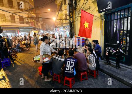 Dîner et boire dans le vieux quartier de Hanoi, Vietnam. Banque D'Images