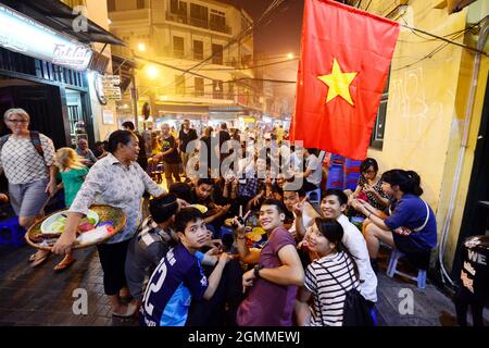 Dîner et boire dans le vieux quartier de Hanoi, Vietnam. Banque D'Images