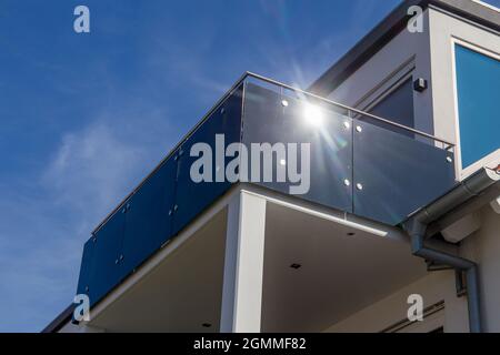 Balustrade noire pour balcon en verre et en acier inoxydable Banque D'Images