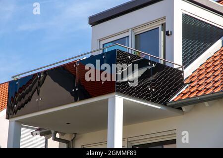 Balustrade noire pour balcon en verre et en acier inoxydable Banque D'Images