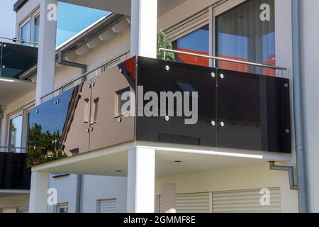 Balustrade noire pour balcon en verre et en acier inoxydable Banque D'Images