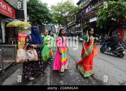 Les femmes Marathi marchent dans leurs robes colorées à Pune, Inde. Banque D'Images