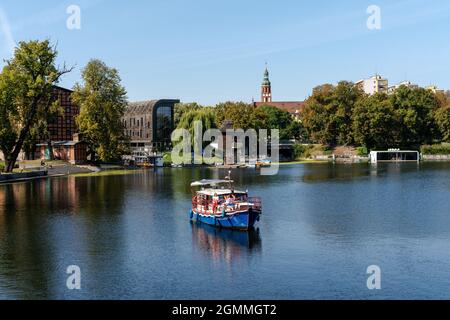 Bygdoszcz, Pologne - 7 septembre 2021 : croisière touristique en bois coloré sur le fleuve Brda, au cœur du centre-ville de Bygdoszcz Banque D'Images