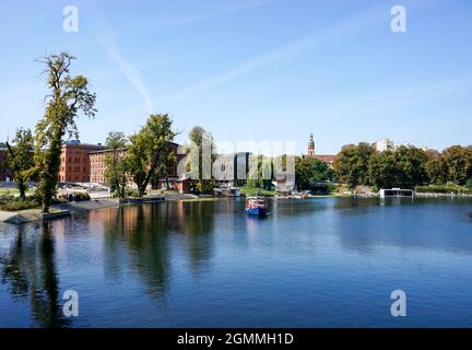 Bygdoszcz, Pologne - 7 septembre 2021 : croisière touristique en bois coloré sur le fleuve Brda, au cœur du centre-ville de Bygdoszcz Banque D'Images