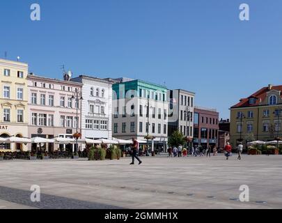 Bygdoszcz, Pologne - 7 septembre 2021 : des maisons colorées bordent la place de la ville de Stary Rynek dans le centre-ville de Bygdoszcz Banque D'Images