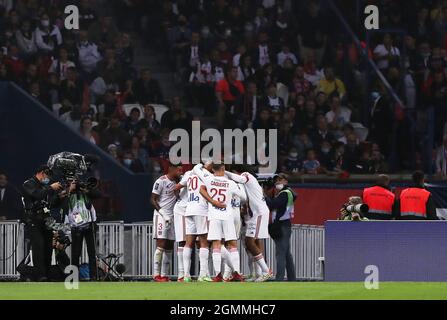 Paris, France. 19 septembre 2021. Les joueurs de Lyon fêtent lors d'un match de football de la Ligue française 1 entre Paris Saint Germain (PSG) et Lyon à Paris, France, le 19 septembre 2021. Credit: Gao Jing/Xinhua/Alamy Live News Banque D'Images