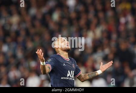 Paris, France. 19 septembre 2021. Neymar de Paris Saint Germain réagit en durant un match de football de la Ligue française 1 entre Paris Saint Germain (PSG) et Lyon à Paris, France, le 19 septembre 2021. Credit: Gao Jing/Xinhua/Alamy Live News Banque D'Images