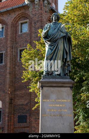 Torun, Pologne - 6 septembre 2021 : vue détaillée de la statue de Nicolaus Copernic à l'hôtel de ville du centre historique de Torun Banque D'Images