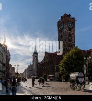 Torun, Pologne - 6 septembre 2021 : vue sur la rue Rozana et le centre-ville historique de Torun avec l'hôtel de ville en arrière-plan Banque D'Images