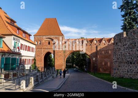 Torun, Pologne - 6 septembre 2021 : vue sur la vieille porte de la ville et les murs défensifs en briques gothiques dans le centre historique de Torun Banque D'Images