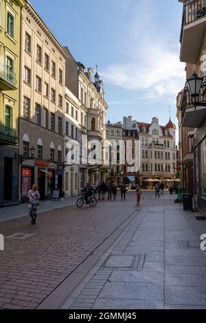 Torun, Pologne - 6 septembre 2021 : vue sur la rue Szeroka dans le centre-ville historique de Torun Banque D'Images