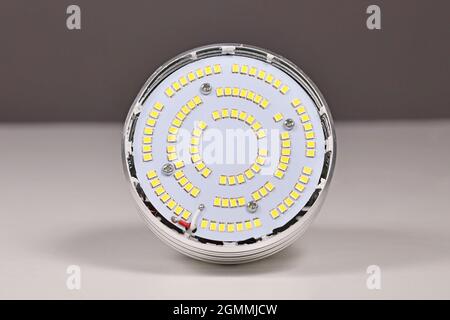 Intérieur de la lampe LED avec de nombreuses petites diodes électroluminescentes avec couvercle retiré Banque D'Images