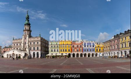 Zamosc, Pologne - 13 septembre 2021 : la grande place du marché dans la vieille ville de Zamosc avec des bâtiments et des restaurants colorés Banque D'Images