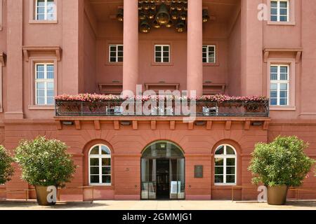 Karlsruhe, Allemagne - août 2021 : entrée principale du bâtiment administratif de l'hôtel de ville sur la place du marché Banque D'Images