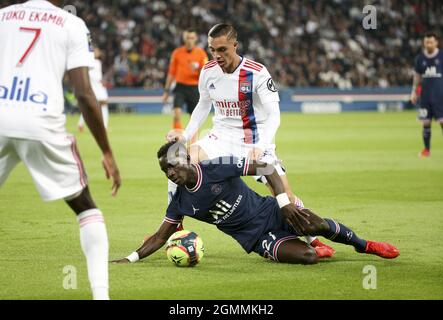 Idrissa Gueye Gana de PSG, Maxence Caqueret de Lyon lors du championnat de France Ligue 1 de football entre Paris Saint-Germain (PSG) et Olympique Lyonnais le 19 septembre 2021 au stade du Parc des Princes à Paris, France - photo : Jean Catuffe/DPPI/LiveMedia Banque D'Images