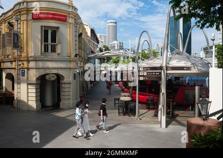 15.09.2021, Singapour, République de Singapour, Asie - Cityscape avec des gens et des bâtiments le long de la promenade du bord de mer de la rivière Singapour à Clarke Quay. Banque D'Images