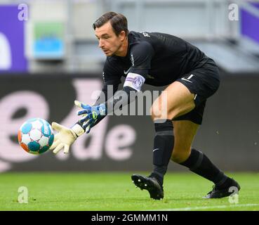 Aue, Allemagne. 19 septembre 2021. Fußball: 2. Bundesliga, FC Erzgebirge Aue - SC Paderborn 07, 7. Spieltag, Erzgebirgsstadion. Aues Torwart Martin Männel hält einen ball. Crédit : Robert Michael/dpa-Zentralbild/dpa - uniquement pour utilisation conformément à l'accord contractuel/dpa/Alay Live News Banque D'Images