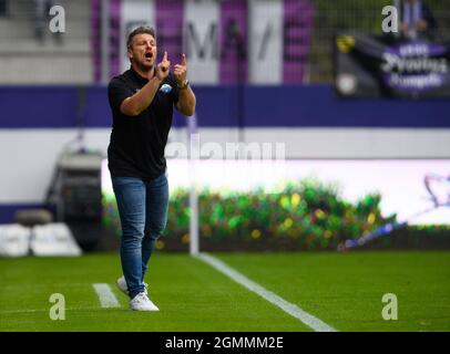 Aue, Allemagne. 19 septembre 2021. Fußball: 2. Bundesliga, FC Erzgebirge Aue - SC Paderborn 07, 7. Spieltag, Erzgebirgsstadion. Paderborns Trainer Lukas Kwasniok gestikuliert. Crédit : Robert Michael/dpa-Zentralbild/dpa - uniquement pour utilisation conformément à l'accord contractuel/dpa/Alay Live News Banque D'Images