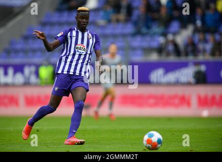 Aue, Allemagne. 19 septembre 2021. Fußball: 2. Bundesliga, FC Erzgebirge Aue - SC Paderborn 07, 7. Spieltag, Erzgebirgsstadion. Aues Babacar Gueye Spielt den ball. Crédit : Robert Michael/dpa-Zentralbild/dpa - uniquement pour utilisation conformément à l'accord contractuel/dpa/Alay Live News Banque D'Images