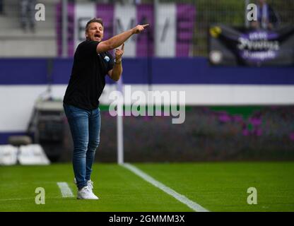 Aue, Allemagne. 19 septembre 2021. Fußball: 2. Bundesliga, FC Erzgebirge Aue - SC Paderborn 07, 7. Spieltag, Erzgebirgsstadion. Paderborns Trainer Lukas Kwasniok gestikuliert. Crédit : Robert Michael/dpa-Zentralbild/dpa - uniquement pour utilisation conformément à l'accord contractuel/dpa/Alay Live News Banque D'Images