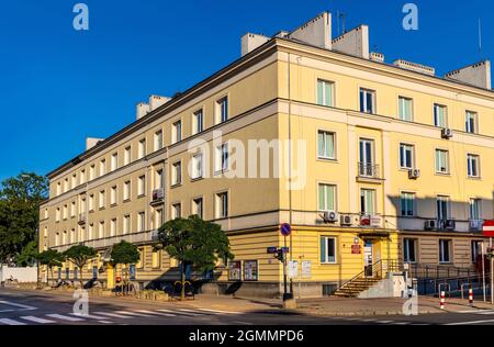 Varsovie, Pologne - 12 août 2021 : immeuble du bureau du district métropolitain de Mokotow, rue Rakowiecka 25/27, dans le quartier de Mokotow Banque D'Images