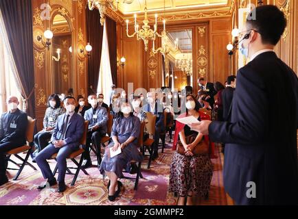 Paris, France. 19 septembre 2021. Les gens participent à une activité à l'Ambassade de Chine en France pour marquer les Journées européennes du patrimoine et le prochain Festival de la mi-automne à Paris, France, le 19 septembre 2021. Credit: Gao Jing/Xinhua/Alamy Live News Banque D'Images