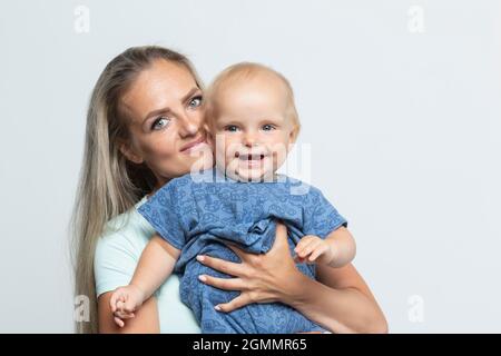 Portrait bonne mère et bébé fils sur fond blanc Banque D'Images