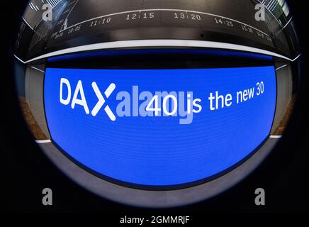 20 septembre 2021, Hessen, Francfort-sur-le-main: '40 est le nouveau 30' est inscrit sur un écran sous le tableau de bord DAX au début du nouveau 'Dax 40'. Le nouvel indice de tête énumère 40 au lieu de 30 titres de tête. Photo : Boris Roessler/dpa Banque D'Images
