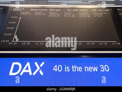 20 septembre 2021, Hessen, Francfort-sur-le-main: '40 est le nouveau 30' est inscrit sur un écran sous le tableau de bord DAX au début du nouveau 'Dax 40'. Le nouvel indice de tête énumère 40 au lieu de 30 titres de tête. Photo : Boris Roessler/dpa Banque D'Images