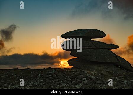 Bodmin Moor, Cornwall, Royaume-Uni. 20 septembre 2021. Météo Royaume-Uni. Lever du soleil sur la lande de Bodmin, vu ici à droite est la douche Tor. Crédit Simon Maycock / Alamy Live News. Banque D'Images