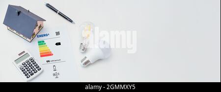 Tableau des niveaux d'énergie avec ampoules. Concept d'efficacité énergétique. Nouvelle étiquette énergétique de l'UE, classification 2021 Banque D'Images