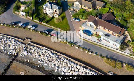 Vue aérienne de quelques maisons en bord de mer à Oldescaliers Bay, Kingsdown, Kent Banque D'Images