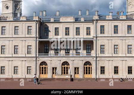 Gatchina, région de Leningrad, Russie - 18 août 2021 : une femme avec un enfant dans une poussette se déplace sur la place près du Grand Palais Banque D'Images