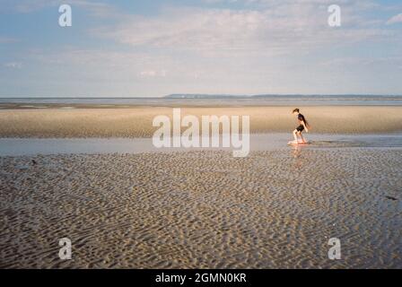 Un jeune garçon de 12 ans arnaque à West Wittering Beach, Chichester, West Sussex, Angleterre, Royaume-Uni, Angleterre, Royaume-Uni. Banque D'Images