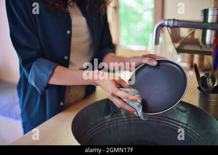 Gros plan des mains d'une jeune femme méconnue se lavant, à l'intérieur d'une maison d'arbre. Banque D'Images