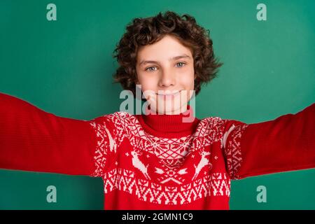 Photo de positif gentil gars heureux faire selfie porter cerf ornement chandail isolé couleur vert fond Banque D'Images
