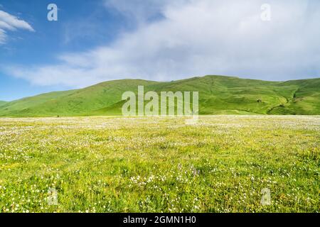 Col de montagne dans les provinces de Shirak et Lori en Arménie Banque D'Images