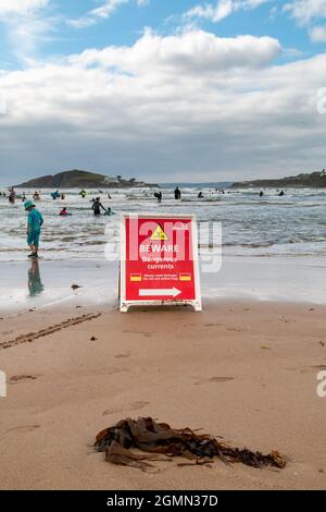 Sur la plage de Bantham, Devon, un panneau RNLI avertit les nageurs de courants dangereux. Il est ignoré par beaucoup de gens. Banque D'Images