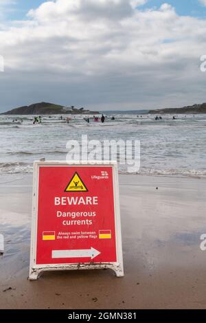 Sur la plage de Bantham, Devon, un panneau RNLI avertit les nageurs de courants dangereux. Il est ignoré par beaucoup de gens. Banque D'Images