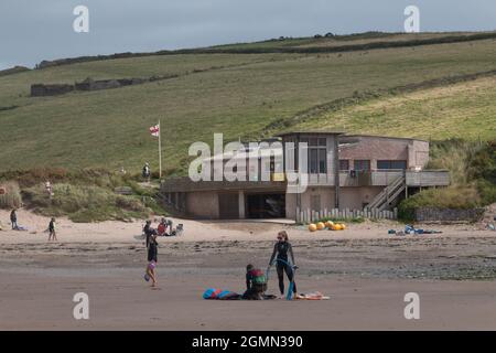 Vue sur l'extérieur du bâtiment de la station des sauveteurs RNLI sur la plage de Bantham, Devon. Banque D'Images