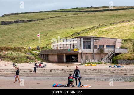 Vue sur l'extérieur du bâtiment de la station des sauveteurs RNLI sur la plage de Bantham, Devon. Banque D'Images