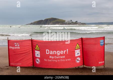 Une bannière RNLI avertit les nageurs d'un courant de rip dans la mer à Bantham Beach, Devon. Banque D'Images