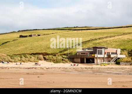 Vue sur l'extérieur du bâtiment de la station des sauveteurs RNLI sur la plage de Bantham, Devon. Banque D'Images