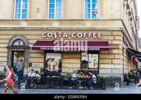 Varsovie, Pologne - 1 septembre 2018 : façade d'un café Costa avec des gens autour de la vieille ville de Varsovie, Pologne Banque D'Images