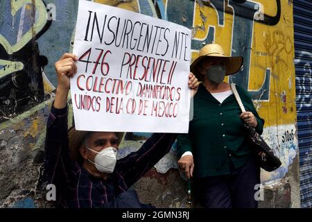 Non exclusif: MEXICO, MEXIQUE - 19 SEPTEMBRE 2021: Des parents et divers collectifs de victimes unies prennent part à une cérémonie, à commemora Banque D'Images