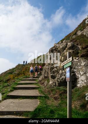 Groupe de randonneurs au début de la Southern Uplands Way un sentier national emblématique Portpatrick Dumfries et Galloway Scotland un long chemin Banque D'Images